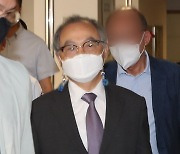 검찰, '강제추행' 오거돈 前부산시장에 7년 구형