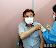 [포토] 코로나19 백신 2차 예방접종하는 최명서 영월군수