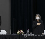 국기에 경례하는 이용식 회장과 김영란 위원장