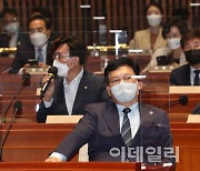 [포토]'의총 공개 여부 발언 듣는 송영길 대표'