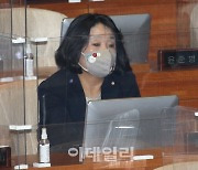 [포토]본회의 참석한 윤미향, '부동산 비위 의혹으로 제명'
