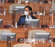 [포토]대정부질문, '대화하는 이인영-박범계-서욱'