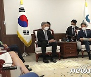 통일부 장관 접견 배석한 정 박 대북특별부대표
