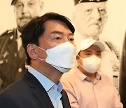 안철수 대표 '6·25 전쟁 참전용사 사진특별전 관람'