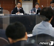 한국기자협회 초청 토론회 참석해 답변하는 정세균