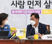 심상정 의원과 대화하는 배진교 원내대표