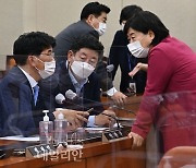 대체공휴일 확대법 처리 논의하는 서영교 위원장과 여당 의원들