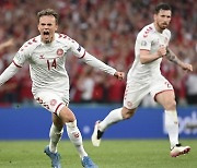 에릭센 응원 받은 덴마크대표팀, 러시아 꺾고 극적 16강행
