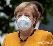 메르켈 독일 총리, 1차 AZ ·2차 모더나로 백신 교차접종