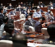 '의총 공개 주장' 설훈 의원 발언 듣는 민주당 의원들