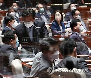 '의총 공개 주장' 설훈 의원과 대화하는 윤호중 원내대표