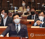 '의총 공개 주장' 설훈 의원 발언 듣는 송영길