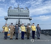 '바다 위 군함 백신센터' 한산도함 방문한 서욱 국방장관
