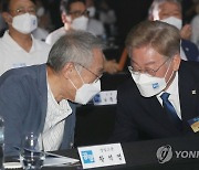 황석영 상임고문과 대화하는 이재명 경기도지사