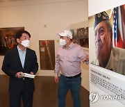 한국전 참전용사 사진전 찾은 안철수