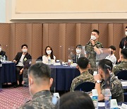 '소통의 육군문화 혁신' 의견 발표하는 육군훈련소 조교