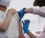올림픽 앞둔 日, 백신 신청 접수 일시 중단..'공급량 상한선 도달'