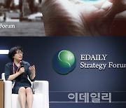 [포토]ESG경영 주제로 대담하는 윤순진 위원장-에릭 매스킨 교수