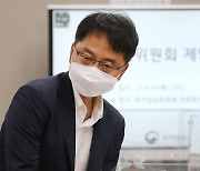 전원회의 참석하는 박준식 최저임금위 위원장