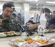 군부대에서 점심 식사하는 윤호중 원내대표
