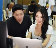[포토]'미스맥심 콘테스트' 박수민 '제 사진 잘 나왔나요?!'