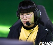 [포토] LCK 경기 준비 중인 리브 샌드박스 '페이트' 유수혁