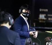 [포토] LCK 밴픽 진행 중인 젠지 e스포츠 주영달 감독