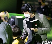 [포토] LCK 경기 밴픽 중인 리브 샌드박스 조재읍 코치