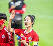 [WK포토] 팬들 응원에 화답하는 인천현대제철 이영주