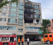 부산 빌라서 '펑' 원인불명의 폭발로 화재..2명 숨져