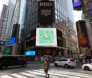뉴욕 타임스퀘어 광고판에 '갓'과 QR코드가..