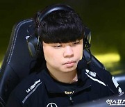 '1황은 우리다!' 젠지, 2대 1로 상승세 리브 샌박 꺾어..'5승 0패' [LCK]