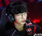 '덕담의 폭딜 포킹!' 농심, 숨막히는 초장기전 끝에 '1세트 승리' [LCK]