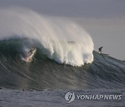 SOUTH AFRICA BIG WAVE SURFING