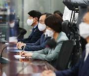 윤호중 원내대표 발언 경청하는 국무위원들