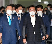 홍남기·윤호중, 2021 하반기 경제정책방향 논의