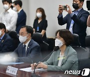 '윤호중 원내대표 발언 경청하는 국무위원들'