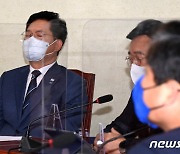 눈 감은 채 윤호중 원내대표 발언 듣는 송영길 대표