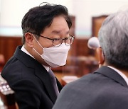 김상환 법원행정처장과 대화 나누는 박범계 장관