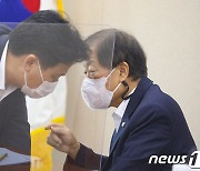 윤후덕 위원장과 대화 나누는 김영진 與 간사