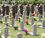 육군 32사단, 6･25전쟁 전사자 묘역 찾아 거수경례
