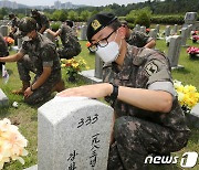 6･25전쟁 71주년 맞아 대전현충원에서 봉사하는 32사단 장병