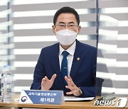 용홍택 차관, '전자약' 연구자 간담회.."사업단 형태 지원 강화"