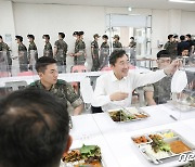 군 장병들과 점심 식사하는 이낙연