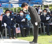 고개 숙여 인사하는 안철수 대표