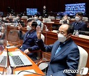 '국회 본회의 원격영상회의 시연' 설명 듣는 의원들