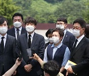 봉하마을 방문한 이준석 "노무현 대통령 폄훼, 제지하겠다"