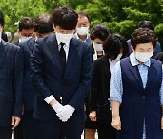 봉하마을 찾은 이준석, 권양숙 여사에게 "정치 수단으로 노무현 폄훼 않겠다"