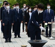 봉하마을 찾은 이준석 "정치 수단으로 盧 폄훼 않겠다"