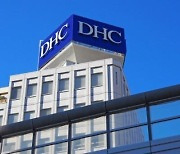 일 시민 5만여명 "한인 혐오 DHC 퇴출하라"..편의점 업계에 서명 전달